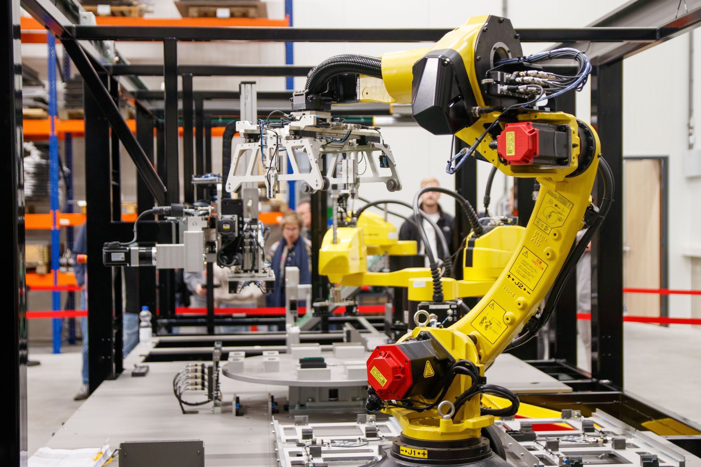 Braço robótico industrial em operação numa linha de produção automatizada