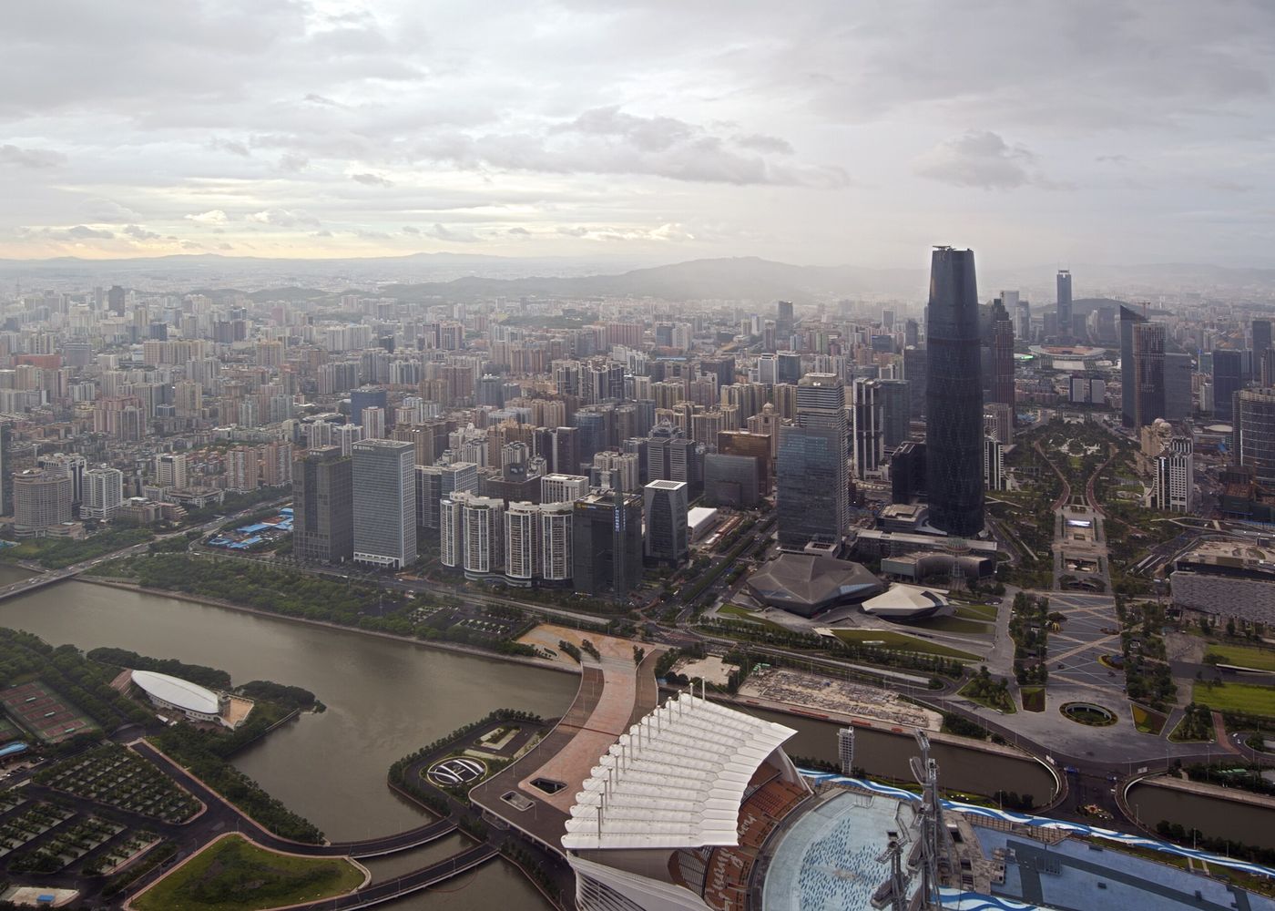 Vista aérea do centro financeiro de Guangzhou ao entardecer, com o rio das Pérolas