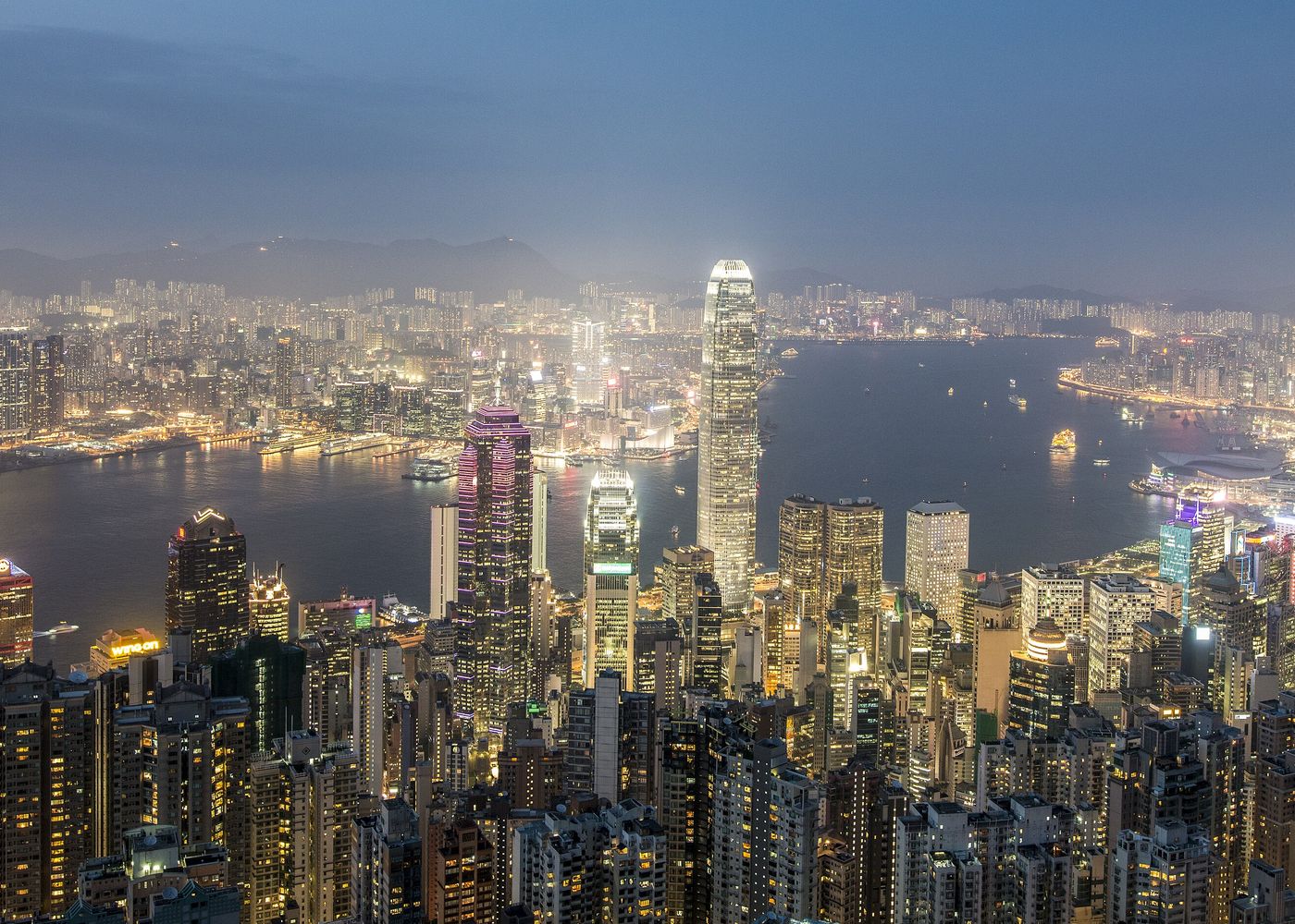 Skyline noturno de Hong Kong visto do alto, com a baía de Victoria ao fundo