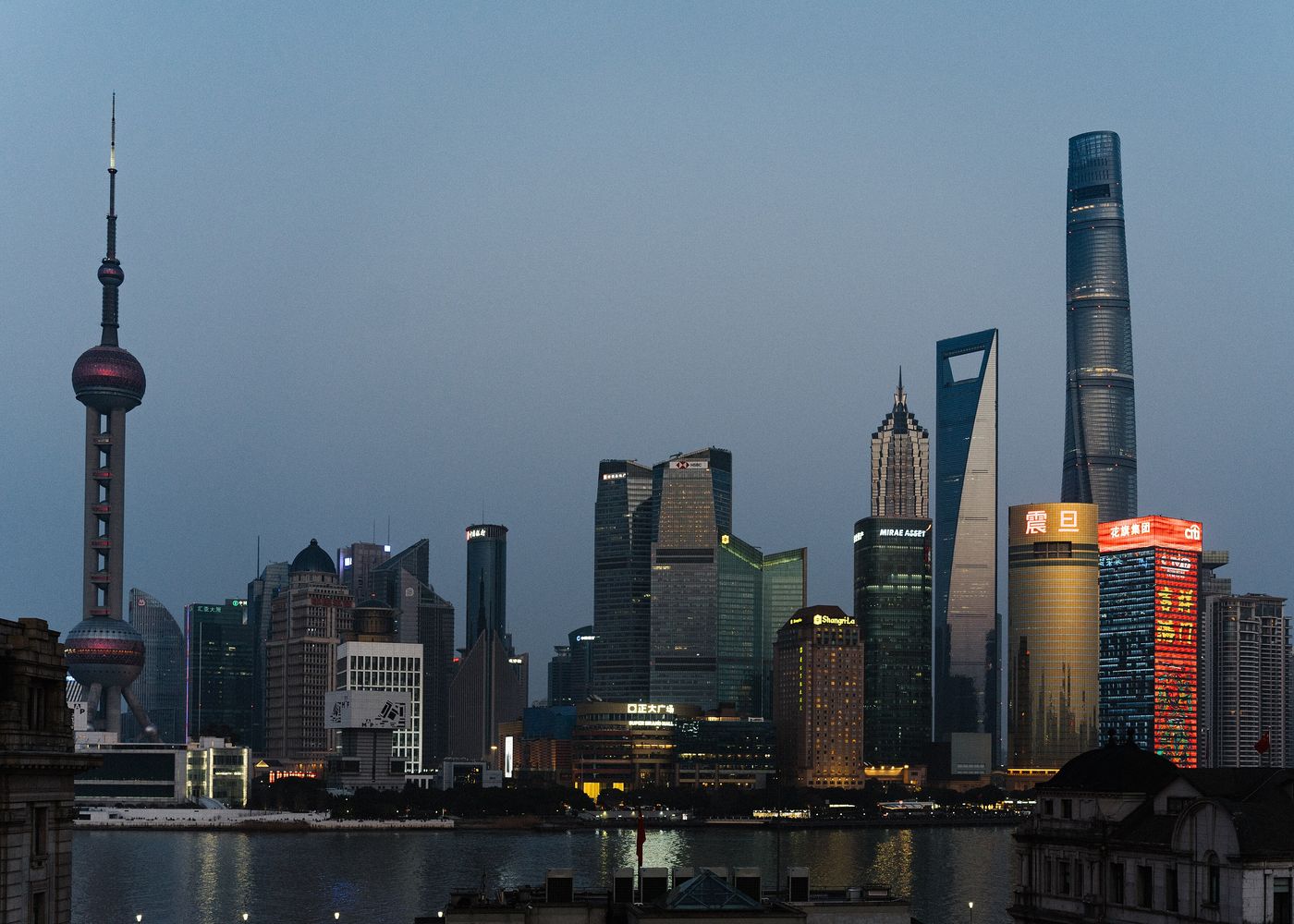 Skyline de Pudong em Shanghai ao entardecer, visto do Bund