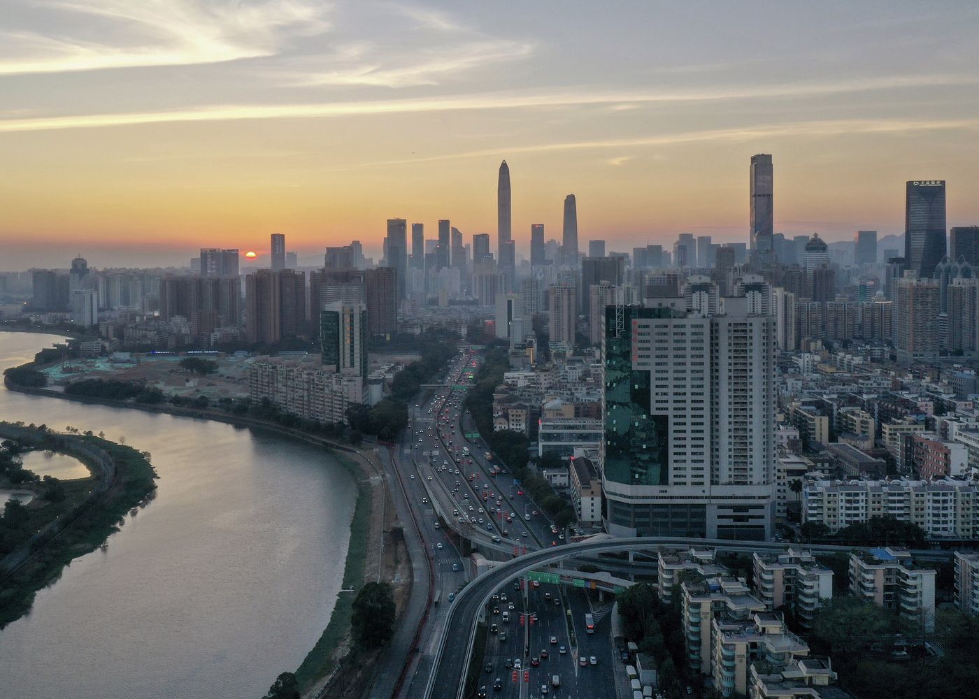 Skyline de Shenzhen ao pôr do sol, com o rio e as avenidas em primeiro plano