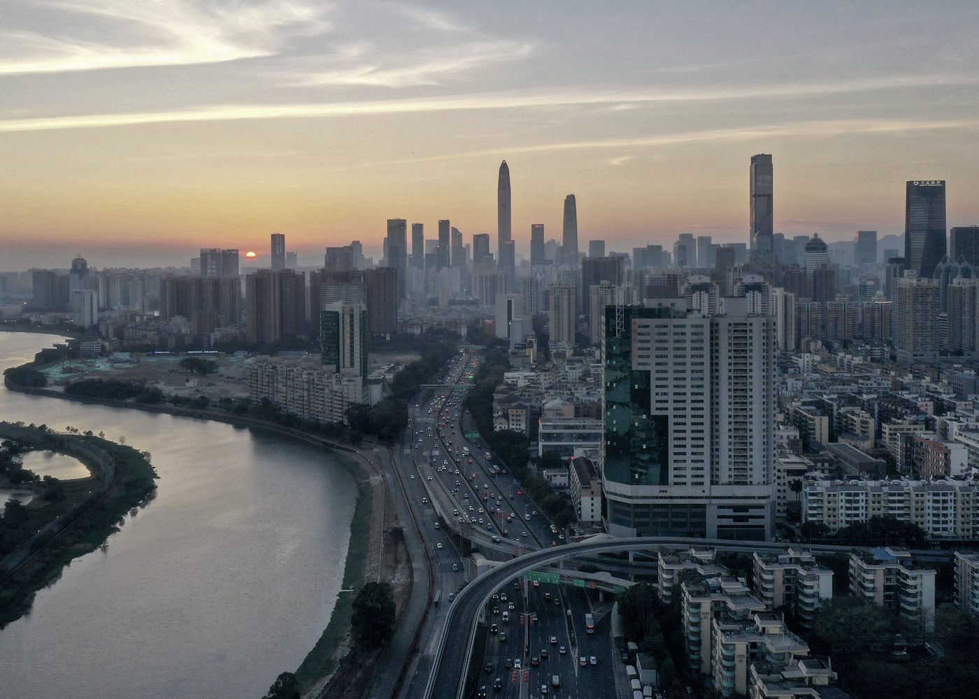 Vista noturna do distrito industrial e financeiro de Shenzhen, no sul da China