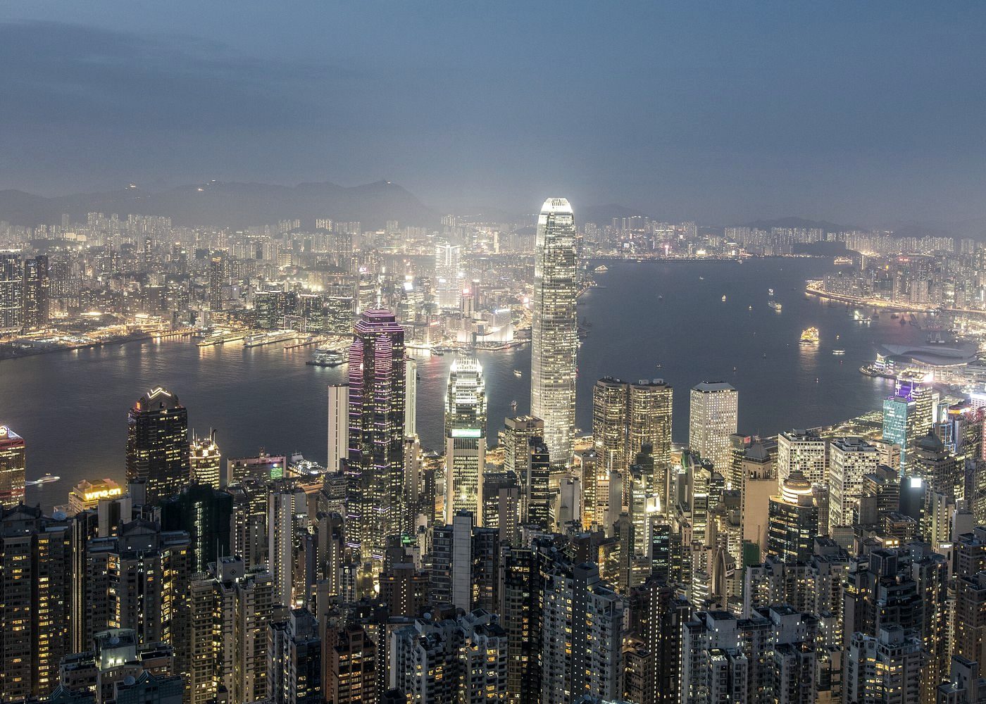 Skyline de Hong Kong ao entardecer, visto da baía de Victoria