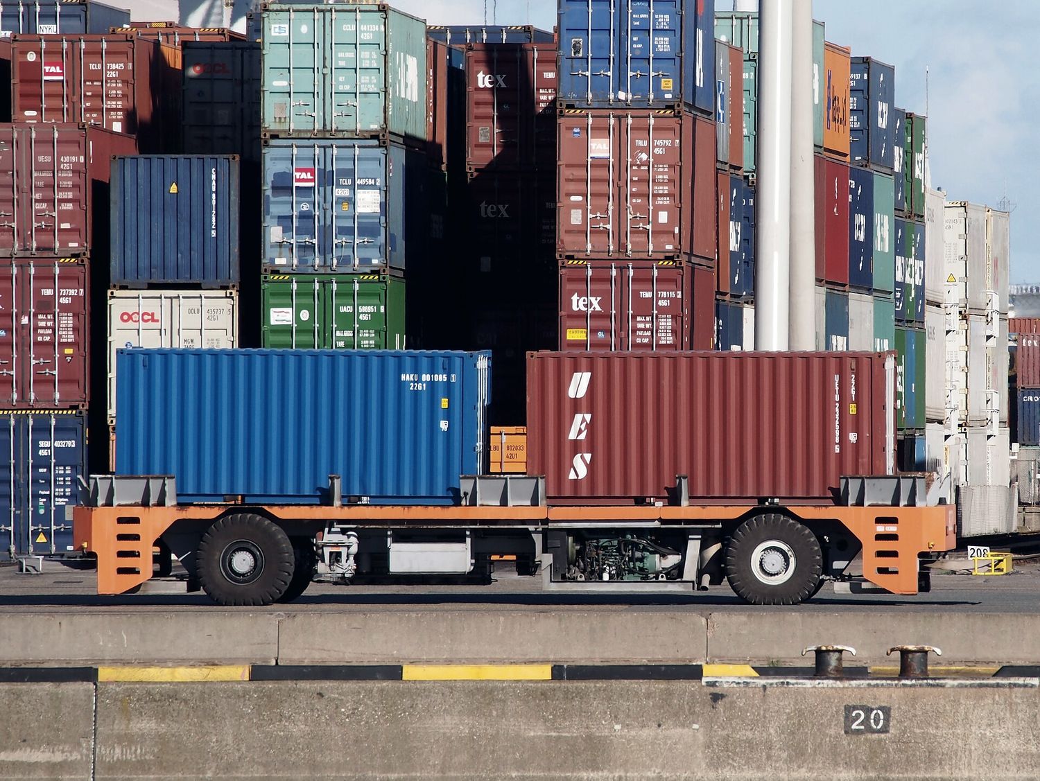 Veículo autônomo movimentando contêiner em pátio portuário